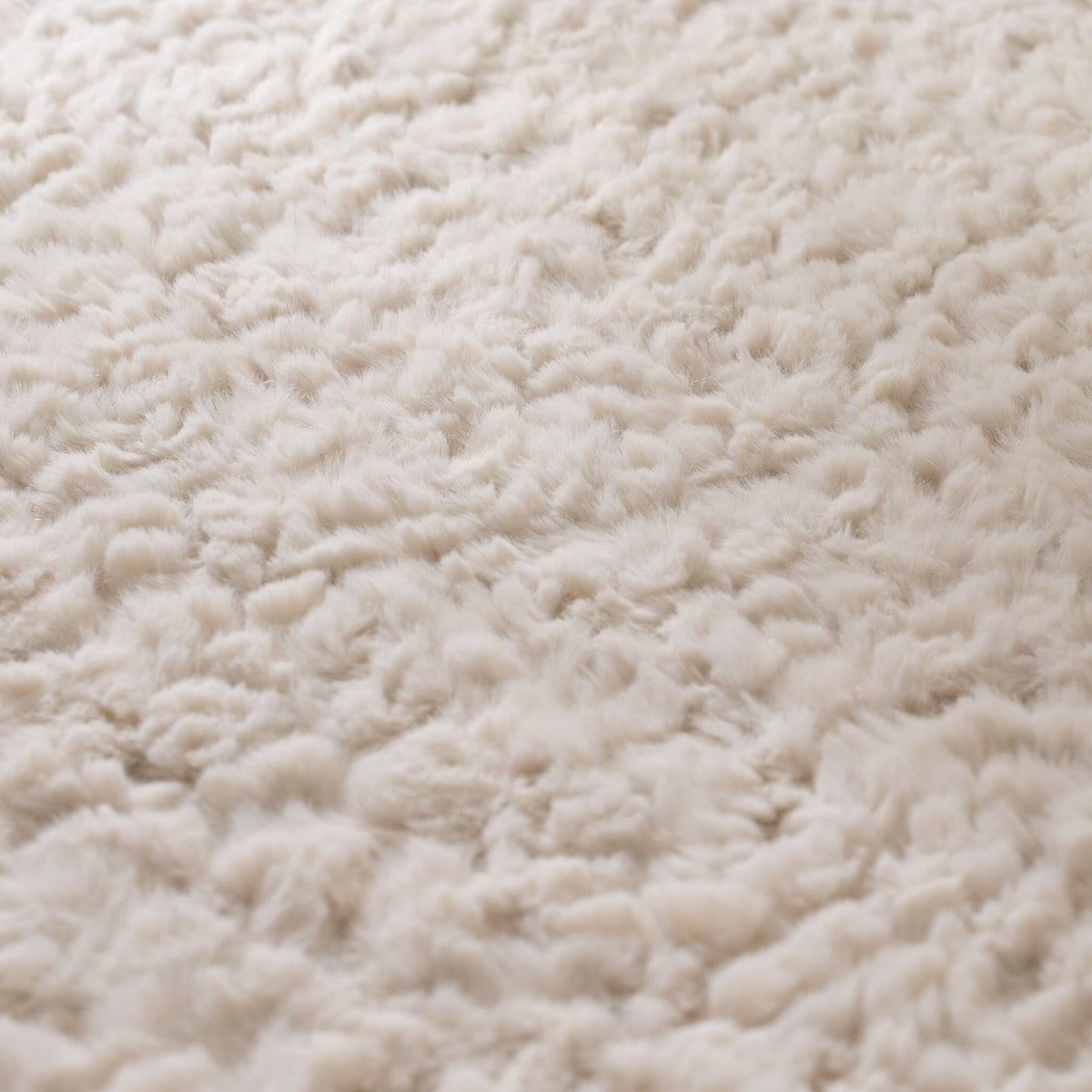 Fluffy Rug – Bobby White