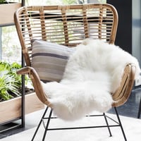 Biała skóra owcza 90 cm – dywanik